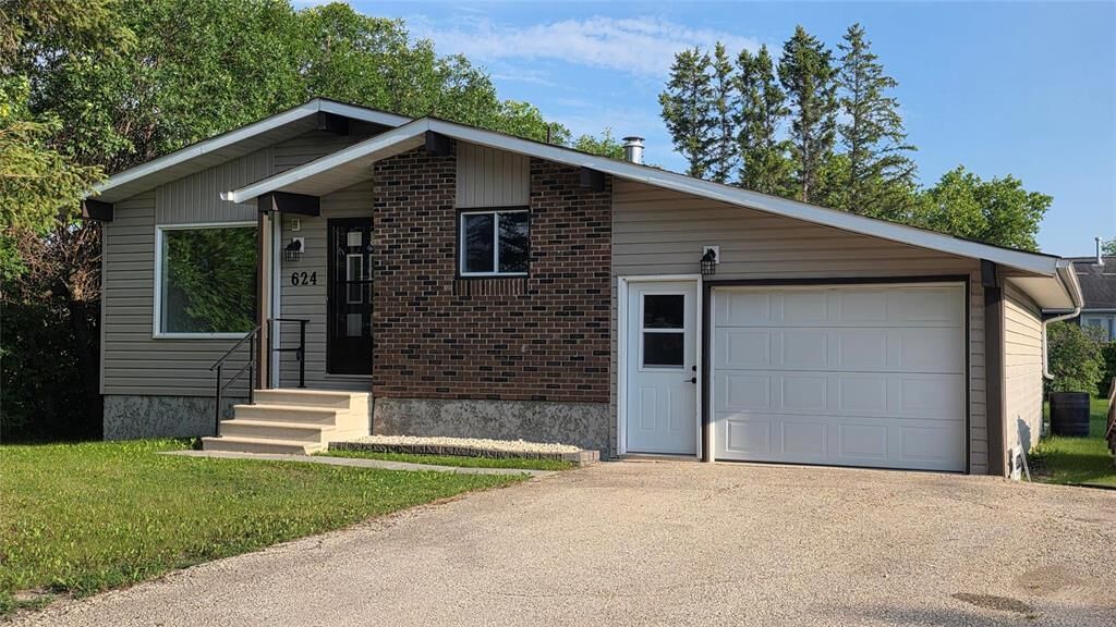 Property Photo: 624 Woodfield Avenue MB R0C 0A0