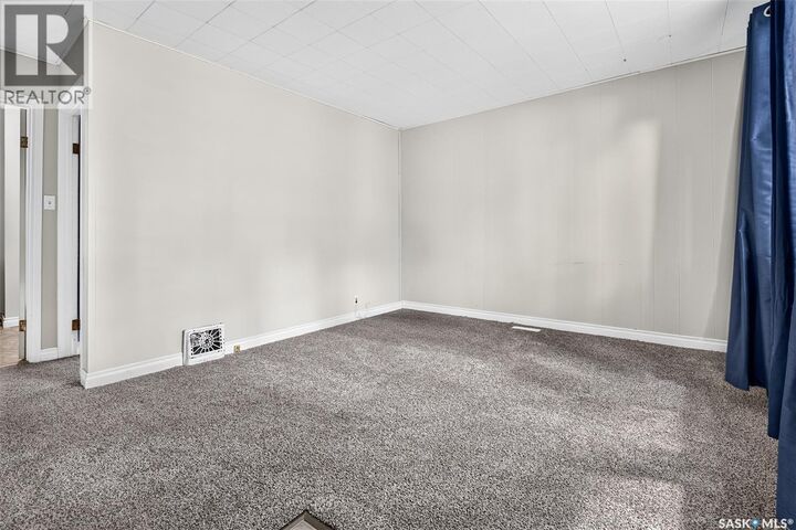 Property Photo:  40 Iroquois Street E  SK S6H 4S8 