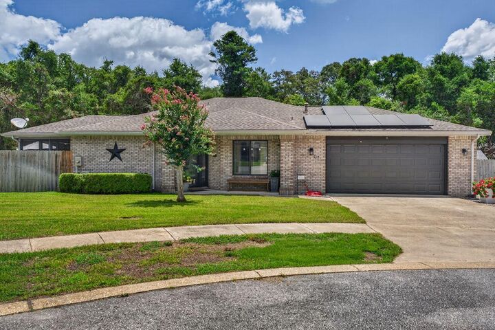 Property Photo: 117 Poplar Place FL 32578