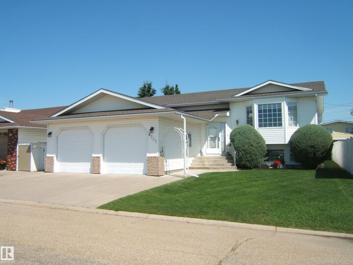 4737 54A Street — photo 1