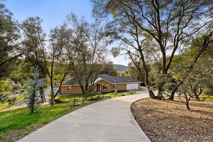 Property Photo: 38614 Bon Veu Circle CA 93644