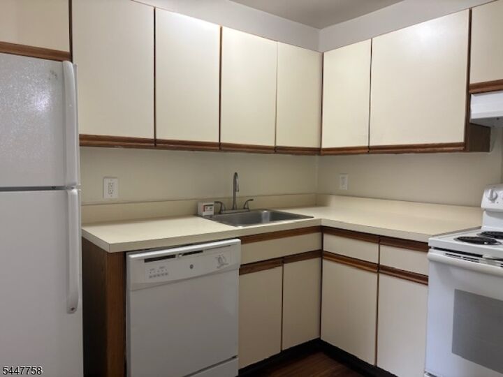 Property Photo:  117 Treetop Ct 61  NJ 07403 