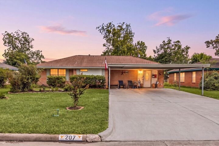 Property Photo: 207 Chandler Drive TX 77521