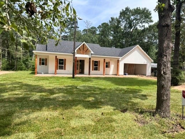 Property Photo: 17039 E Hollyhill Dr TX 77363