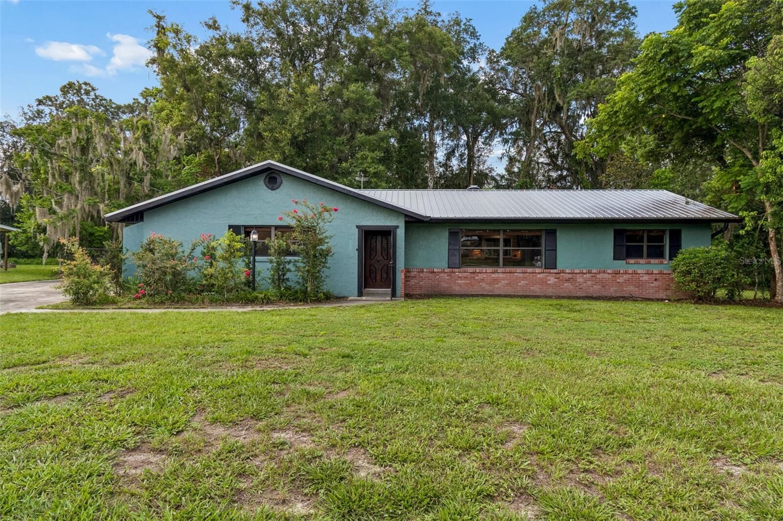 Property Photo: 1322 W Voorhis Avenue FL 32720