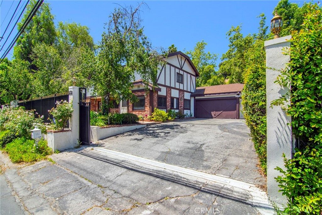Property Photo:  5515 Shirley Avenue  CA 91356 