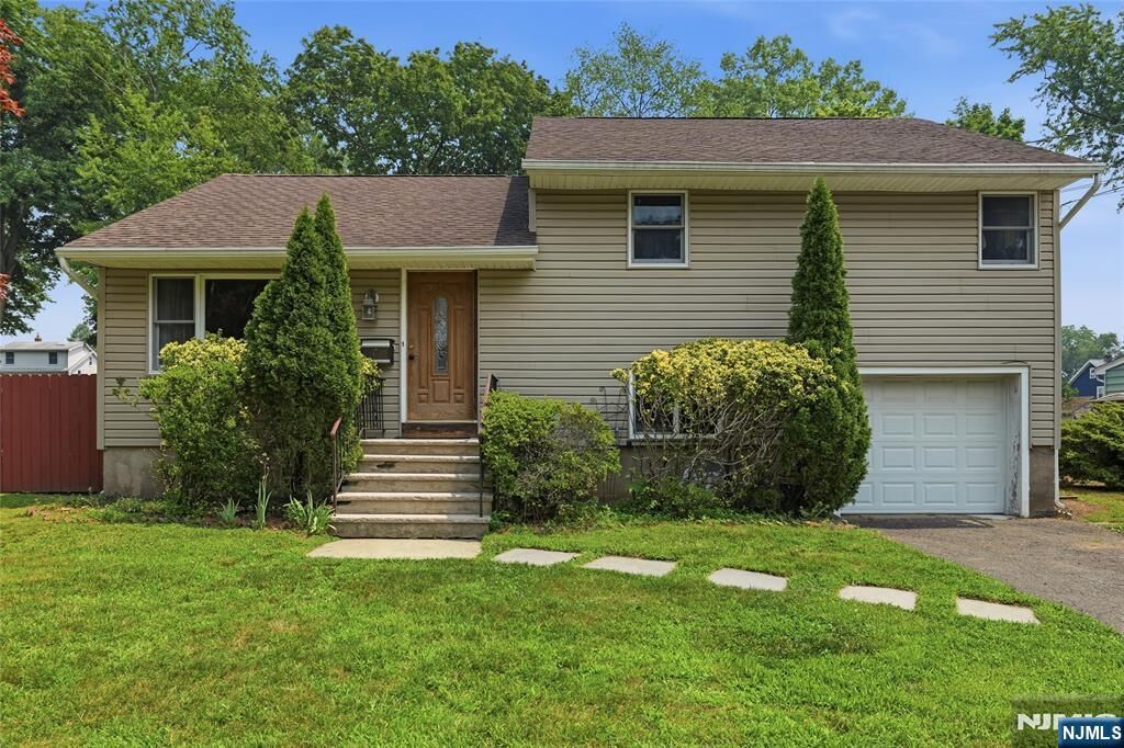 Property Photo:  17 Van Court  NJ 07463 