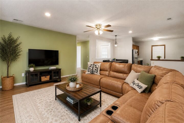Property Photo:  1013 W Linden Street  AR 72756 