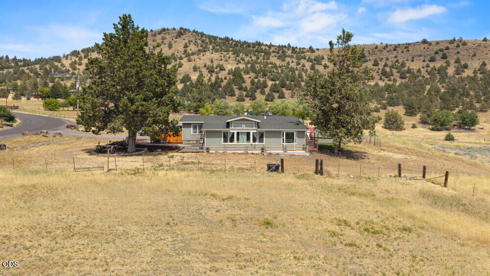 Property Photo: 11453 Hill Road OR 97603