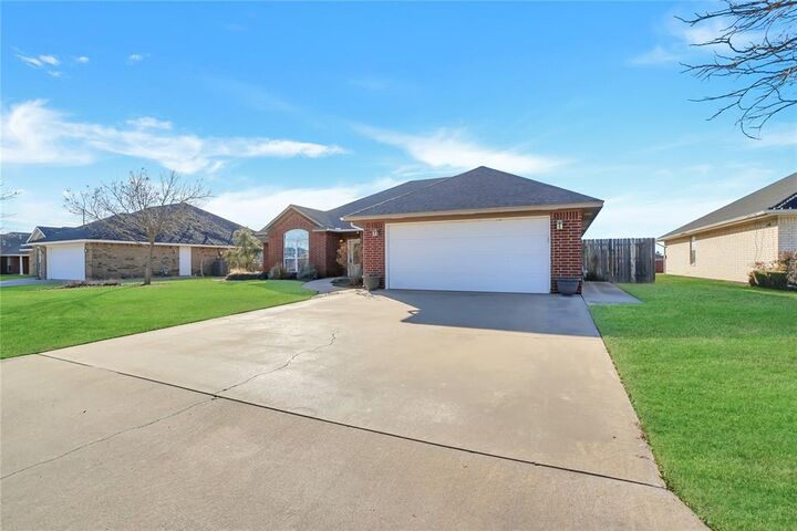 Property Photo:  2905 Hunter Pointe  OK 73521 