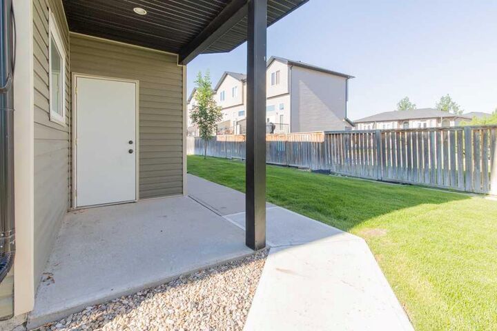 Property Photo:  750 Heritage Boulevard W 3  AB T1K 7Z6 
