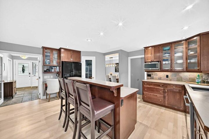 Property Photo: 520 Oakwood Place SW AB T2V 0K3