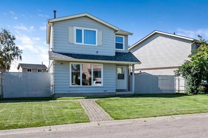 Property Photo: 37 Erin Woods Place SE AB T2B 2W5
