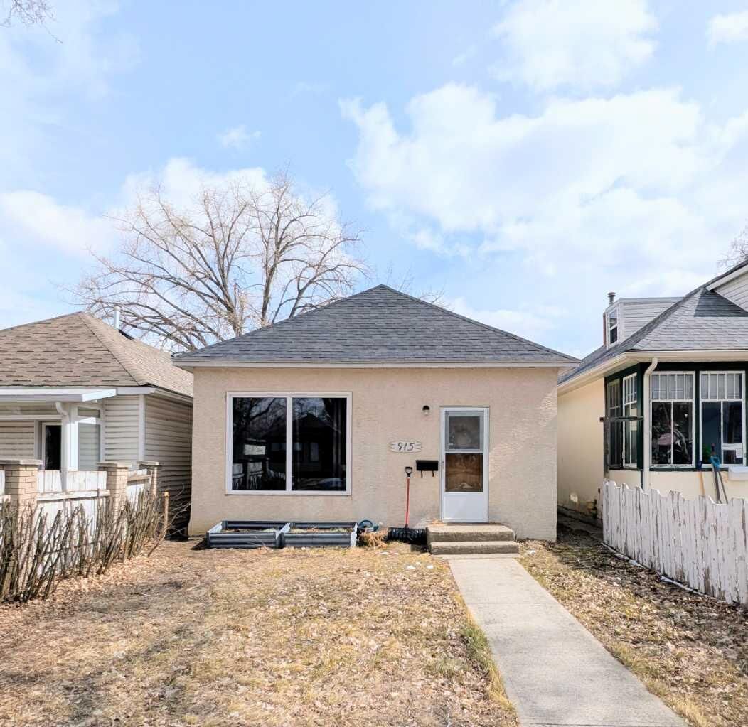 Property Photo:  915 8 Street S  AB T1J 2K7 