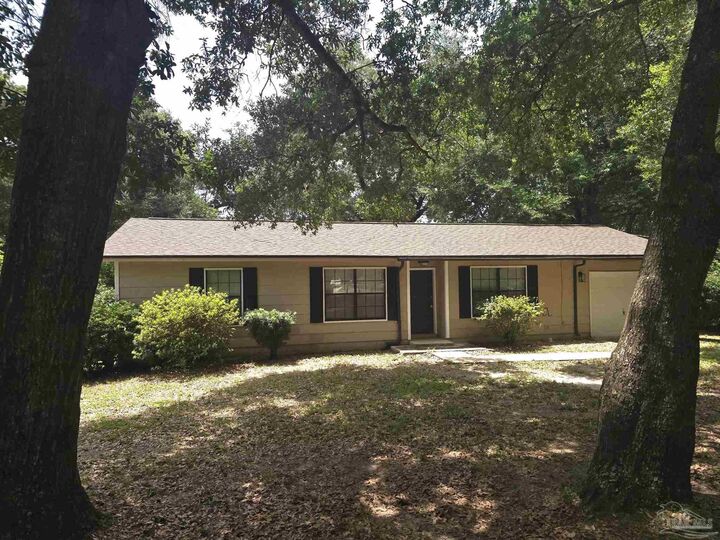 Property Photo: 3005 Lenora Cir FL 32526