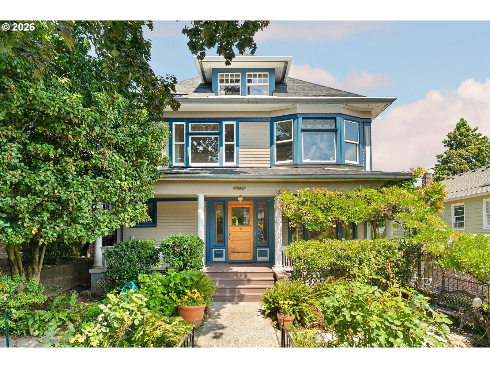 Property Photo: 2425 NW Johnson St OR 97210