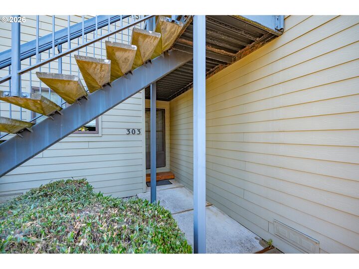 Property Photo:  303 Country Club Rd  OR 97401 