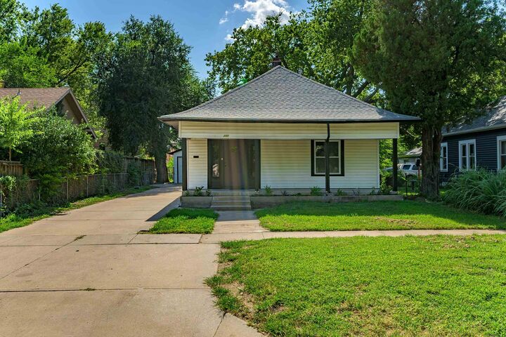 Property Photo:  205 N Sedgwick St  KS 67203-5647 