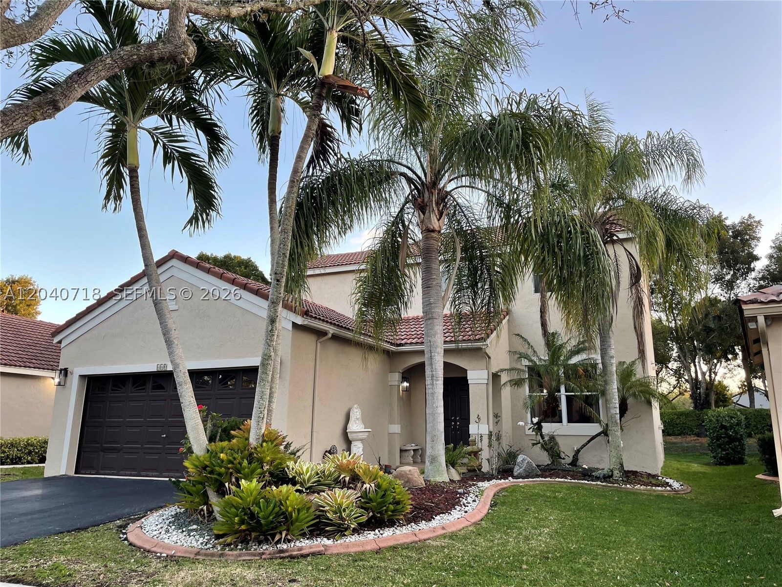 Property Photo: 660 Sand Creek Cir FL 33327