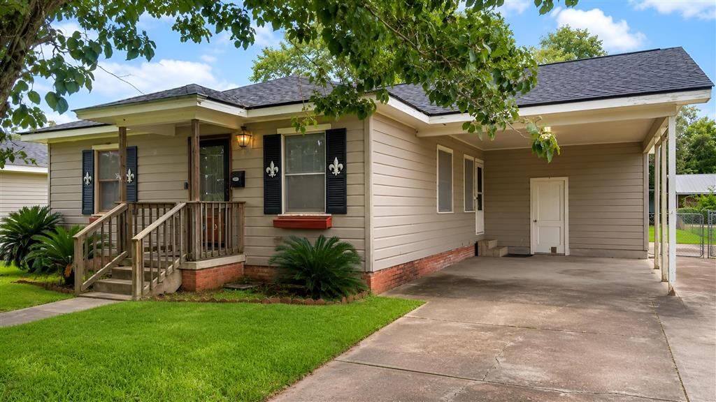 Property Photo:  423 Davis Street  LA 70546 