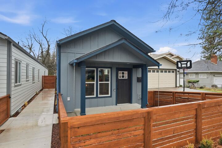 Property Photo: 3613 E 8th Ave 3615 WA 99202