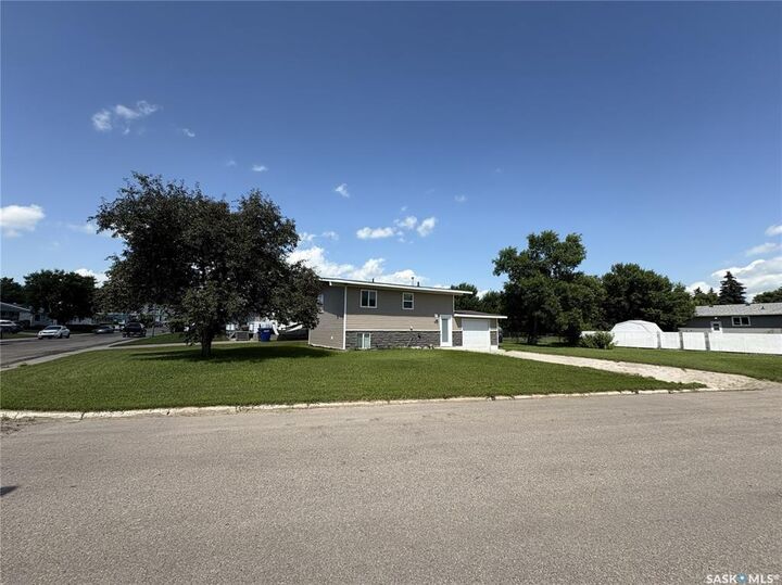 Property Photo: 27 Calvert Crescent SK S0K 2M0