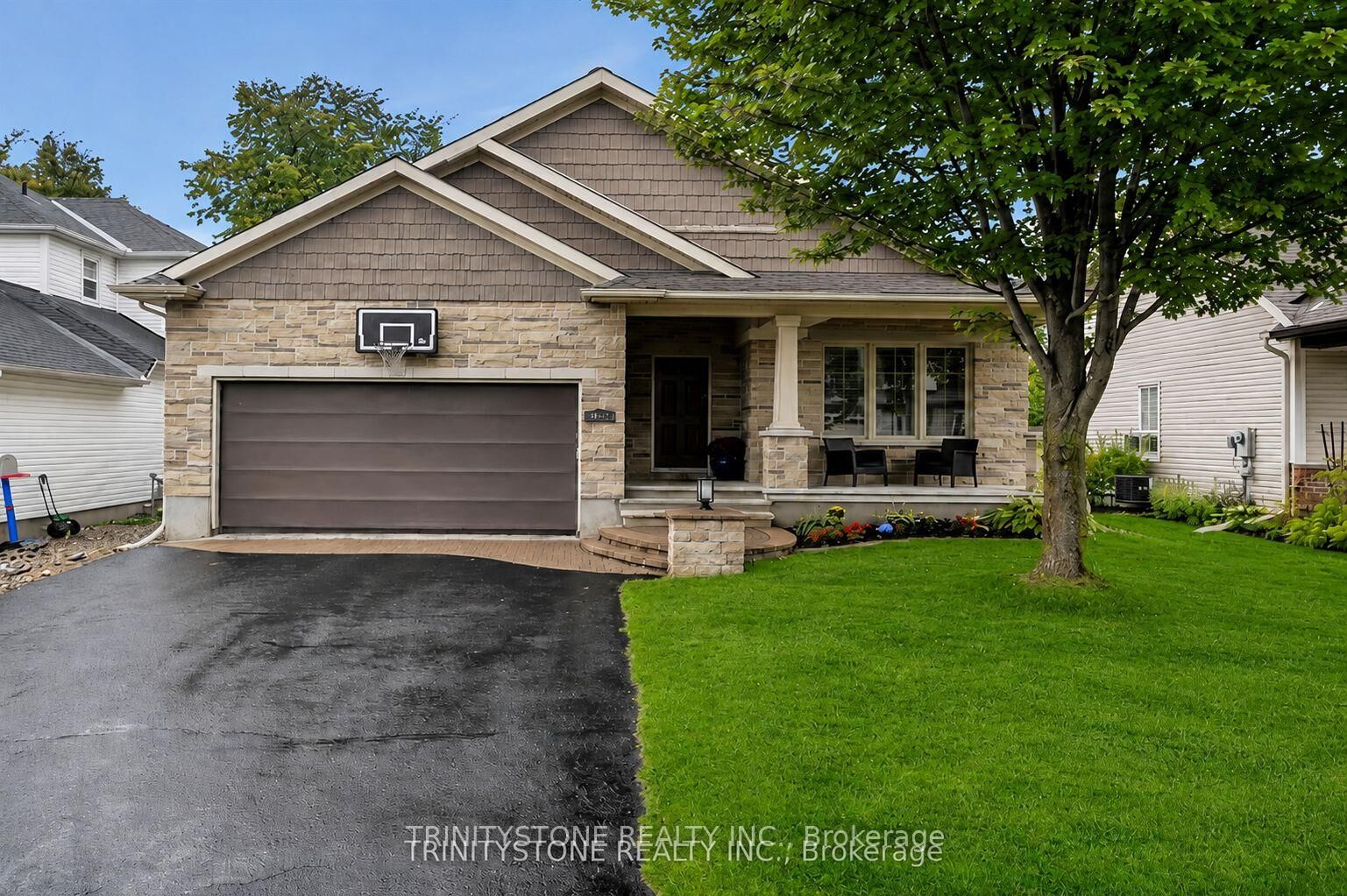 Property Photo: 452 Landswood Way ON K2S 0A4