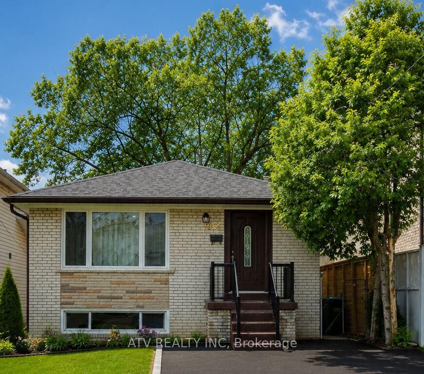 Property Photo: 1064 Eastmount Avenue E ON L5E 1Z3
