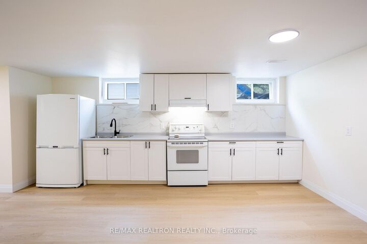 Photo de la propriété:  322 Shanty Bay Road Bsmt  ON L4M 1E7 