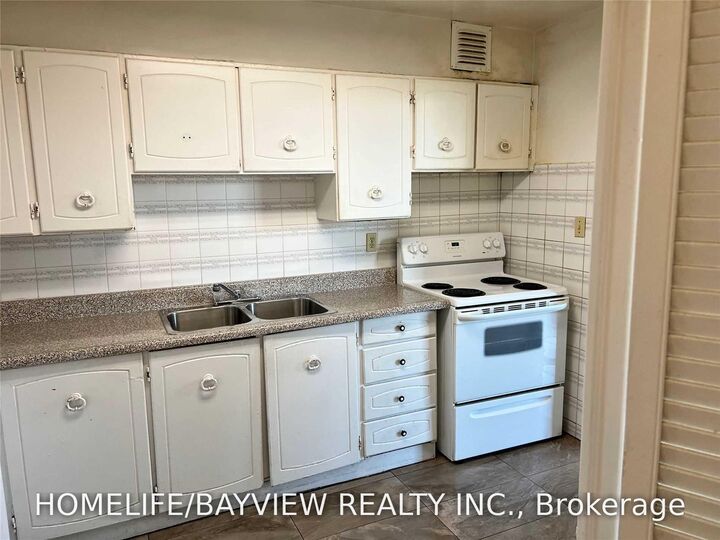 Property Photo: 20 Edgecliff Golfway 1117 ON M3C 3A4