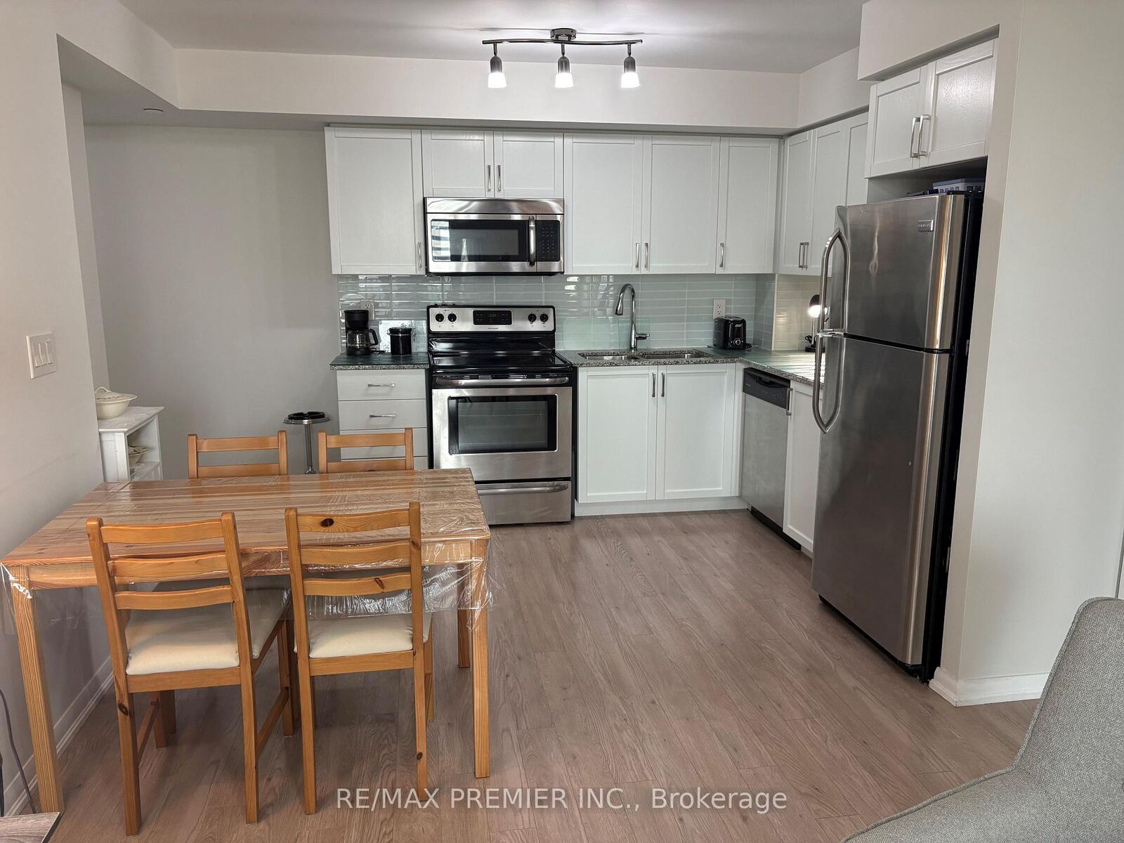 Property Photo: 800 Lawrence Avenue W 406 ON M6A 0B1