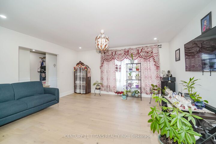 Property Photo: 42 Pixley Crescent ON M1E 3G6