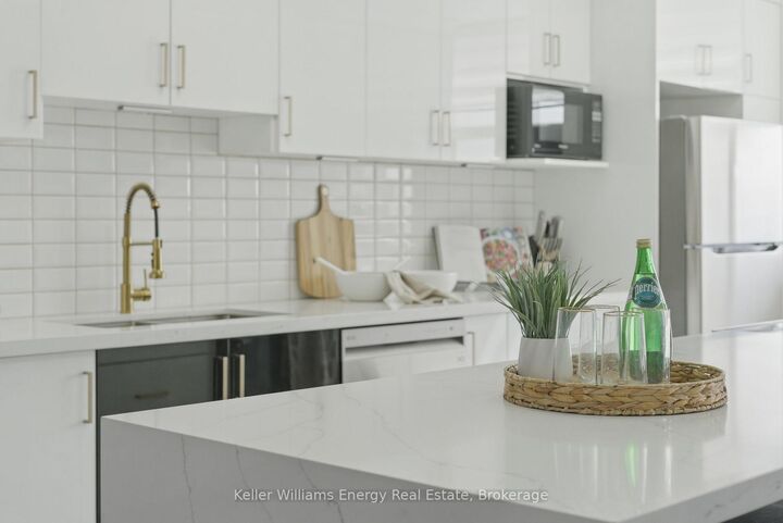 Property Photo: 44 Falby Court 1506 ON L1S 3L1