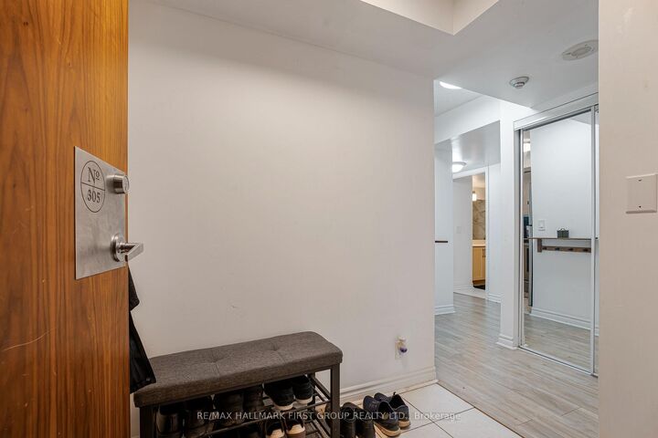 Property Photo: 33 Elm Drive W 305 ON L5B 4M2