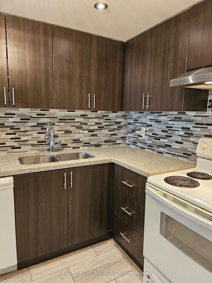 Property Photo: 711 Bay Street 2011 ON M5G 2J8