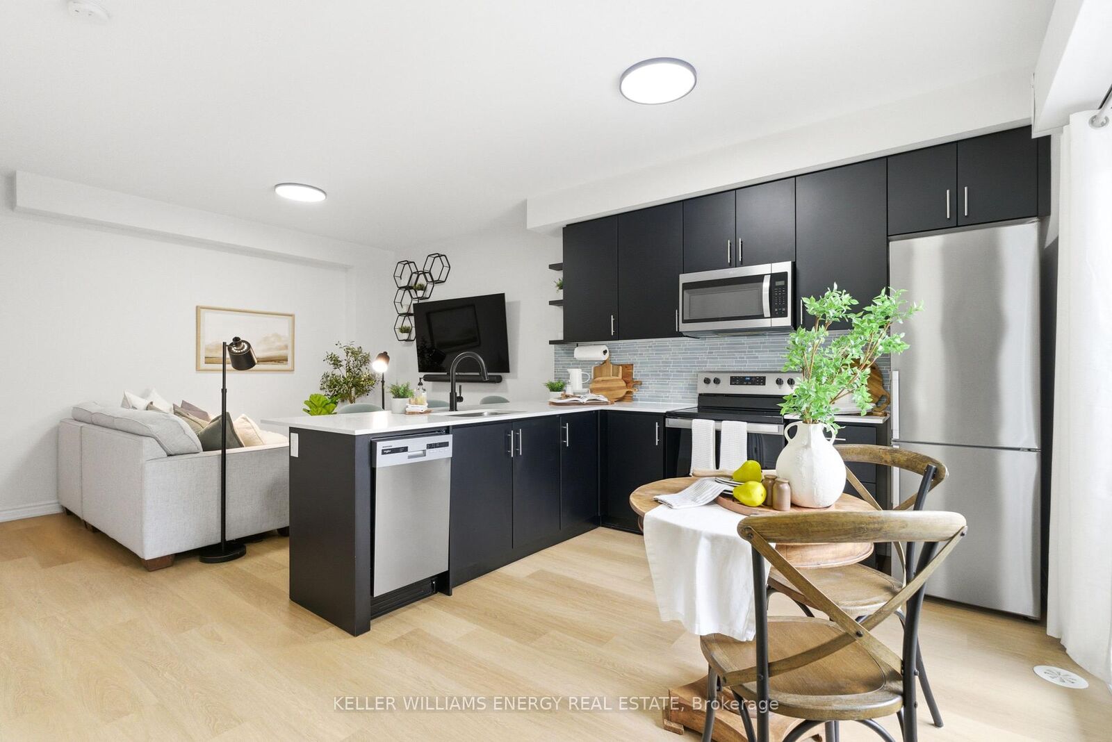 Property Photo: 475 Beresford Path 7 ON L1H 0B2