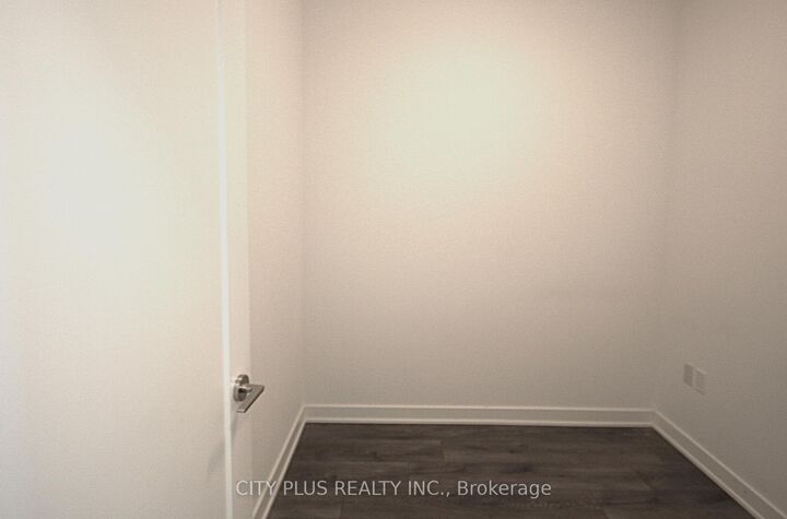 Property Photo: 105 Oneida Crescent 809 ON L4B 0H6