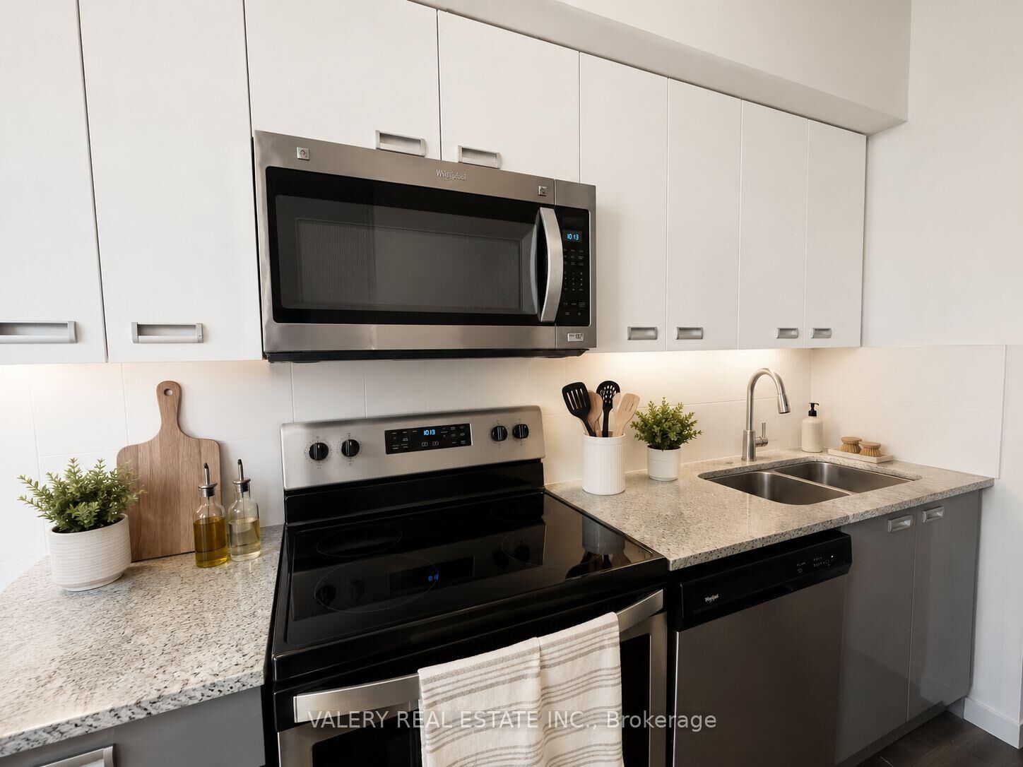 Property Photo:  257 Hemlock Street 108  ON N2L 3R4 