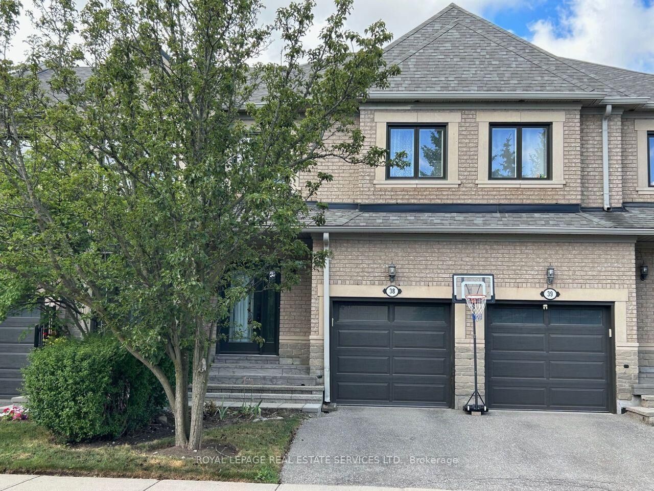 Property Photo: 2250 Rockingham Drive 38 ON L6H 6J3