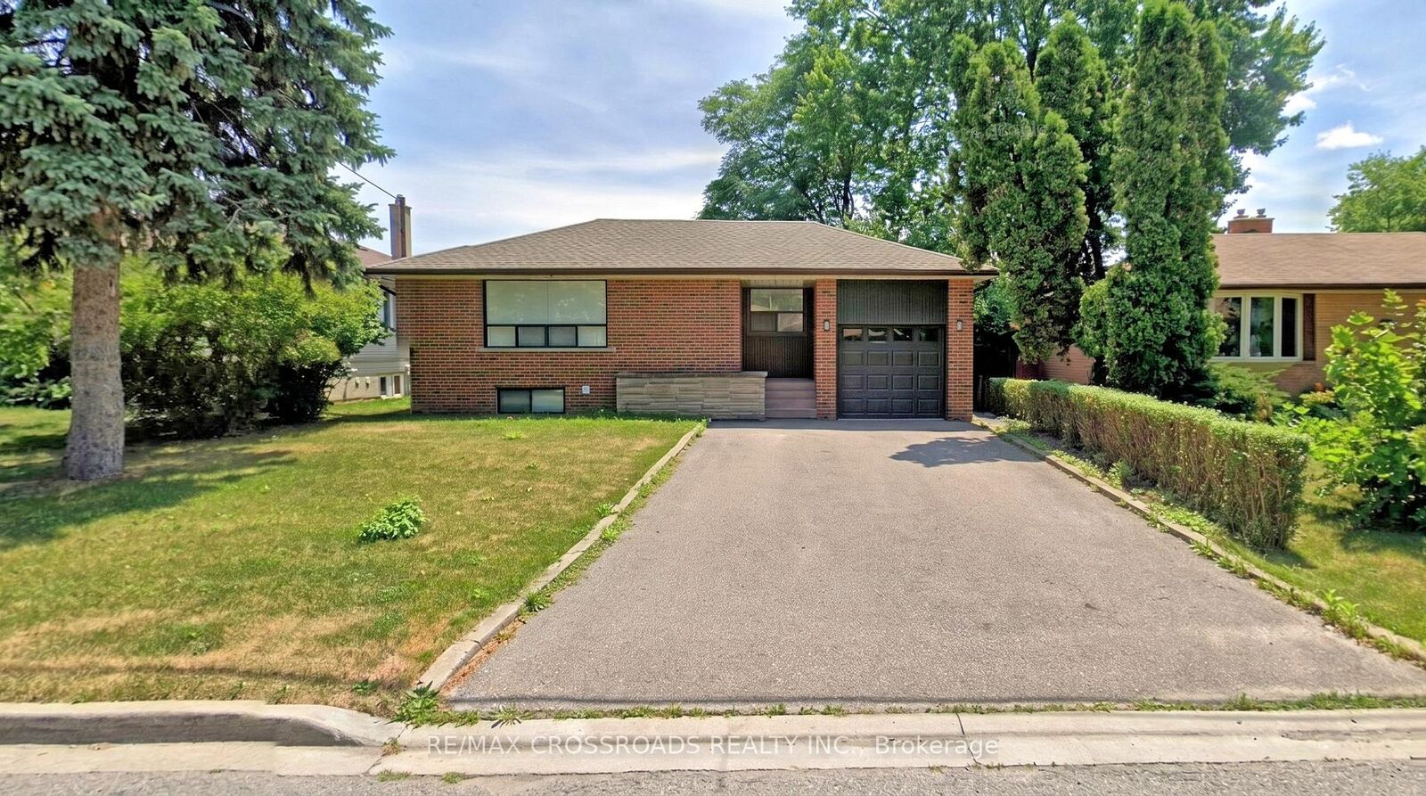 Property Photo: 186 Driscoll Road Lower ON L4C 4H7