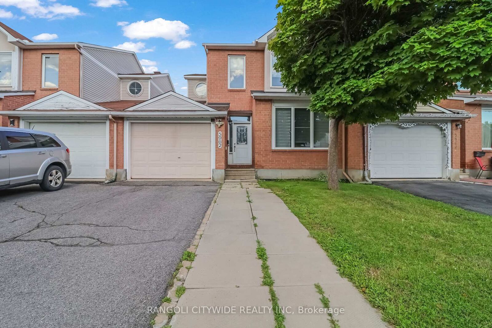 Property Photo: 5962 Pineglade Crescent ON K1W 1G7