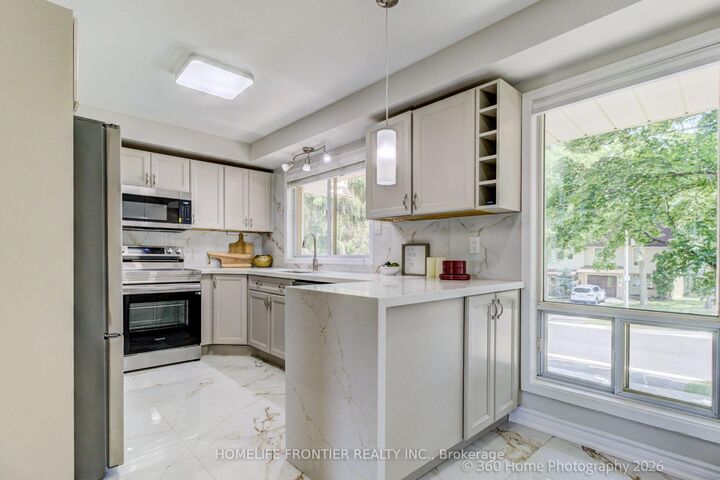 92 Poplar Crescent W — photo 1