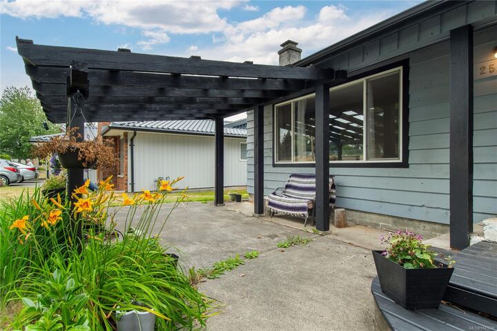 Property Photo: 2505 Alder St S BC V9W 5T3