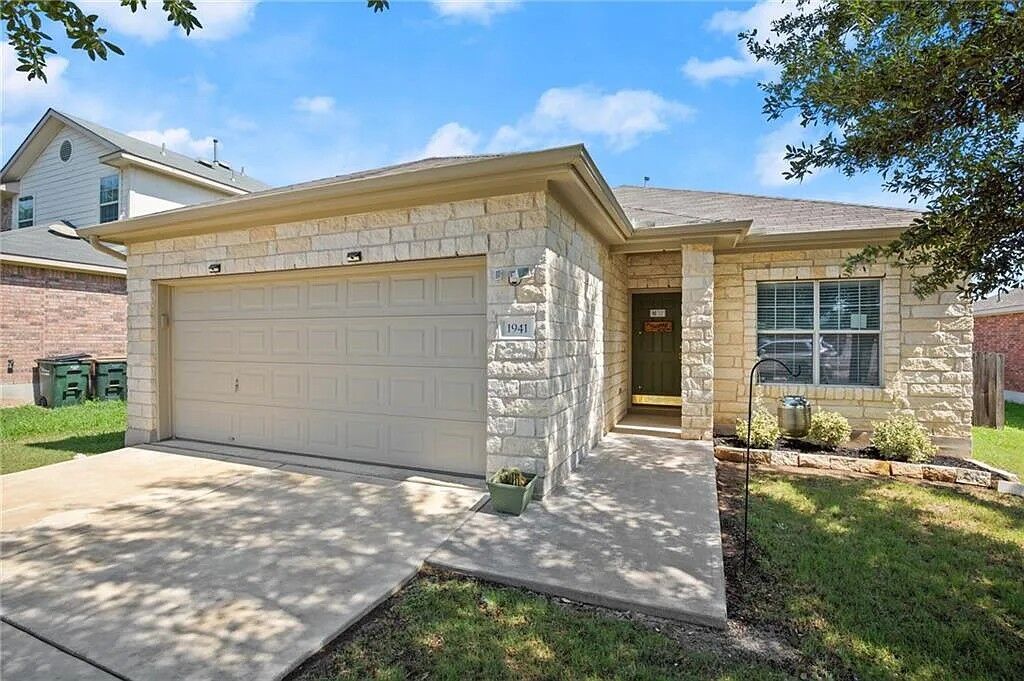 Property Photo: 1941 Amberwood Loop TX 78640