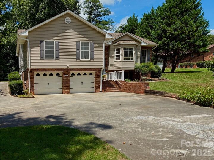 Property Photo: 675 Country Club Road NC 28697