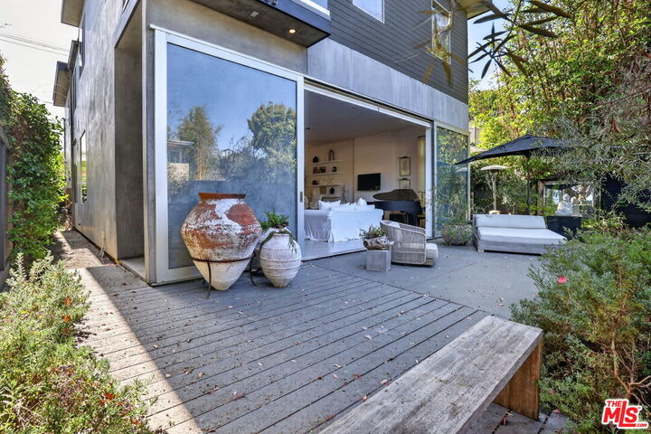Property Photo: 2425 Clement Ave CA 90291