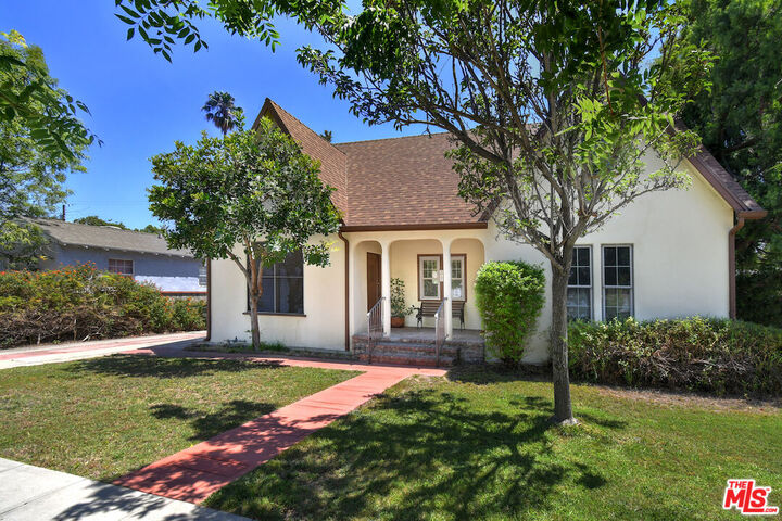 Property Photo: 916 N Clybourn Ave CA 91505