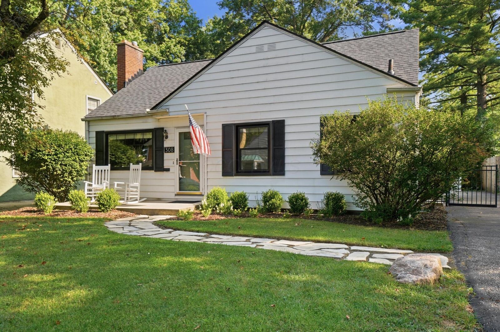 Property Photo: 308 E Beaumont Road OH 43214