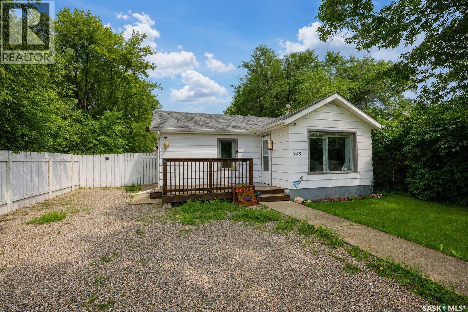 Property Photo:  748 5th Street E  SK S6V 0M5 