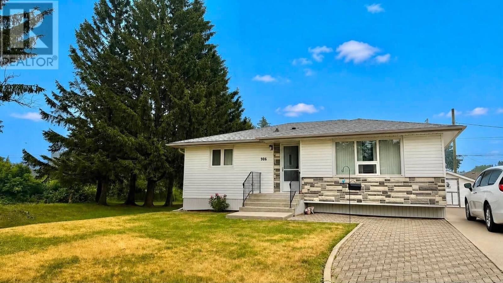 Property Photo: 906 Home Ave ON P7E 3B3